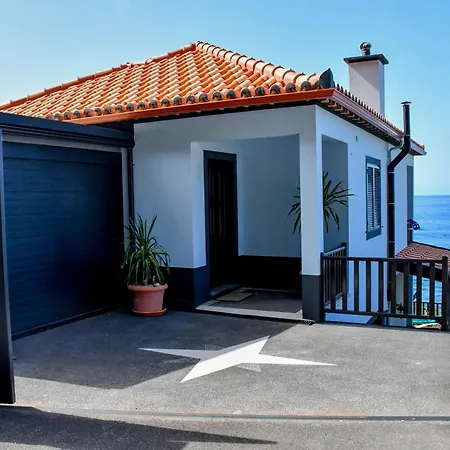Bluehouse Paradise Right By The Sea